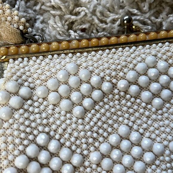 Beautiful cream 1960s Vintage Handmade White Beaded Handbag Purse Kiss-lock - Picture 15 of 16